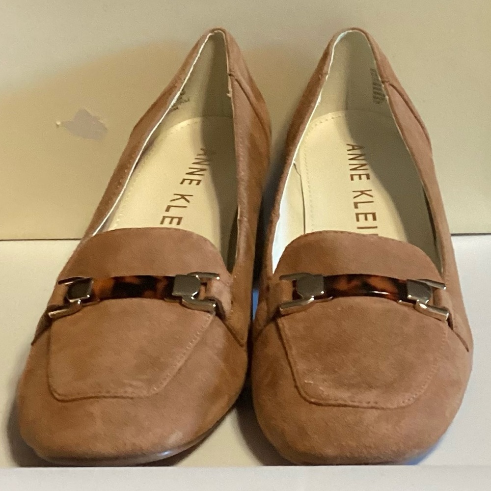 Anne Klein Woman’s Dark Sand Suede Leather Block Heel Dress Shoes Size 8 New